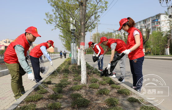 市国税局“金达莱”学雷锋志愿服务队开展清洁环境卫生志愿服务