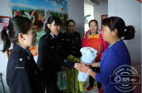 珲春市交警大队女子警务站发挥党员正能量 情暖失独母亲