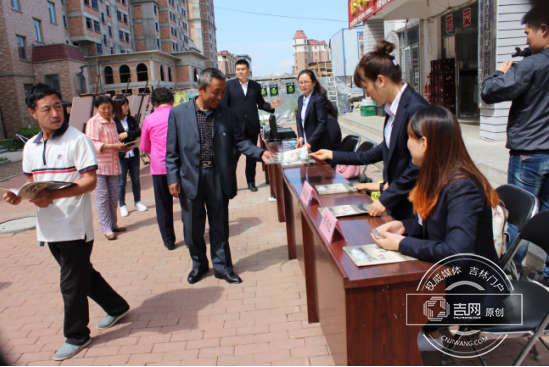 珲春市林园社区开展“国际档案日”宣传活动