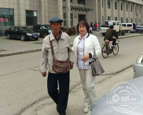 珲春市沿河社区党员志愿者“七一”走访辖区贫困户