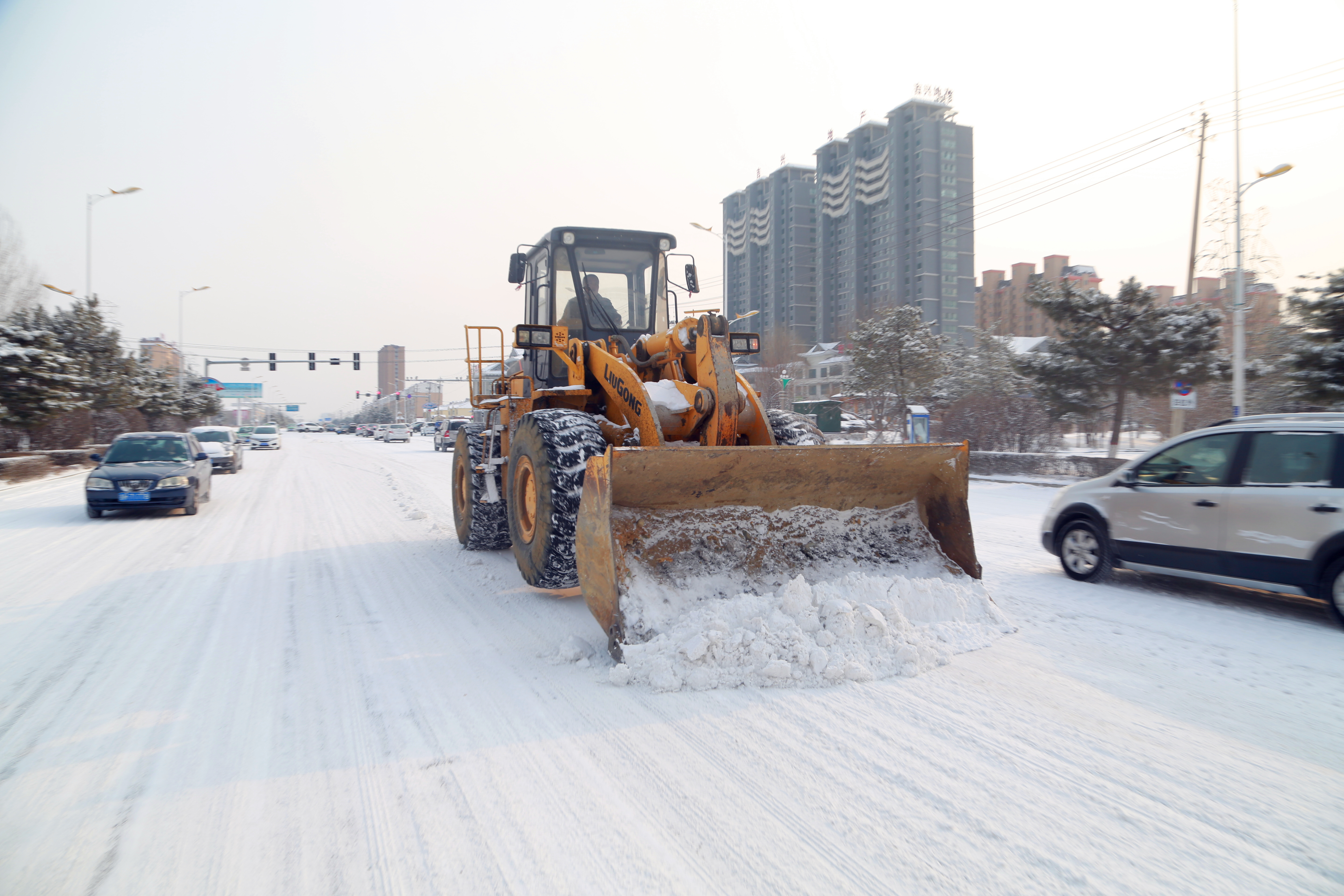 清雪车辆正在清除路面积雪