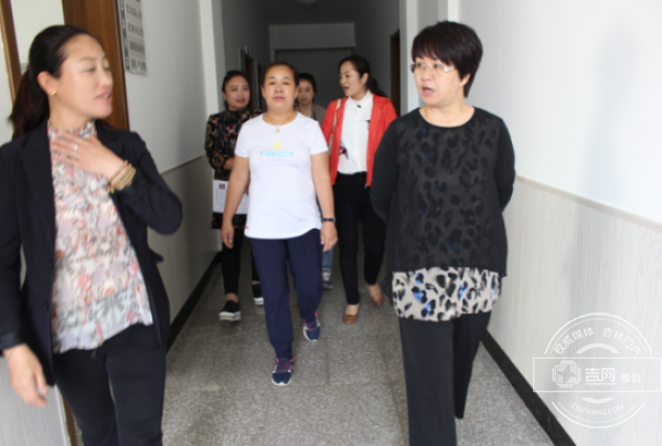 珲春市妇联主席金铁梅到龙泉社区调研指导妇女工作