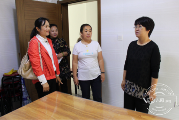 珲春市妇联主席金铁梅到龙泉社区调研指导妇女工作
