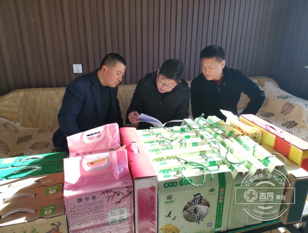 徐平(左)和敬信镇领导在看样品检测报告