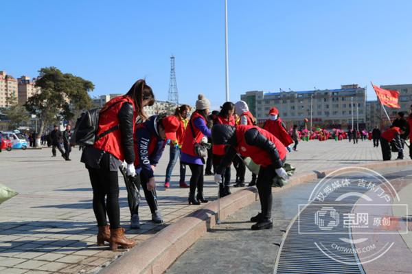 珲春市开展“学雷锋 我志愿 爱心1+1 善行365”志愿服务活动