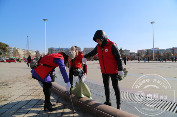 珲春市开展“学雷锋 我志愿 爱心1+1 善行365”志愿服务活动