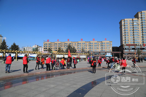 珲春市开展“学雷锋 我志愿 爱心1+1 善行365”志愿服务活动