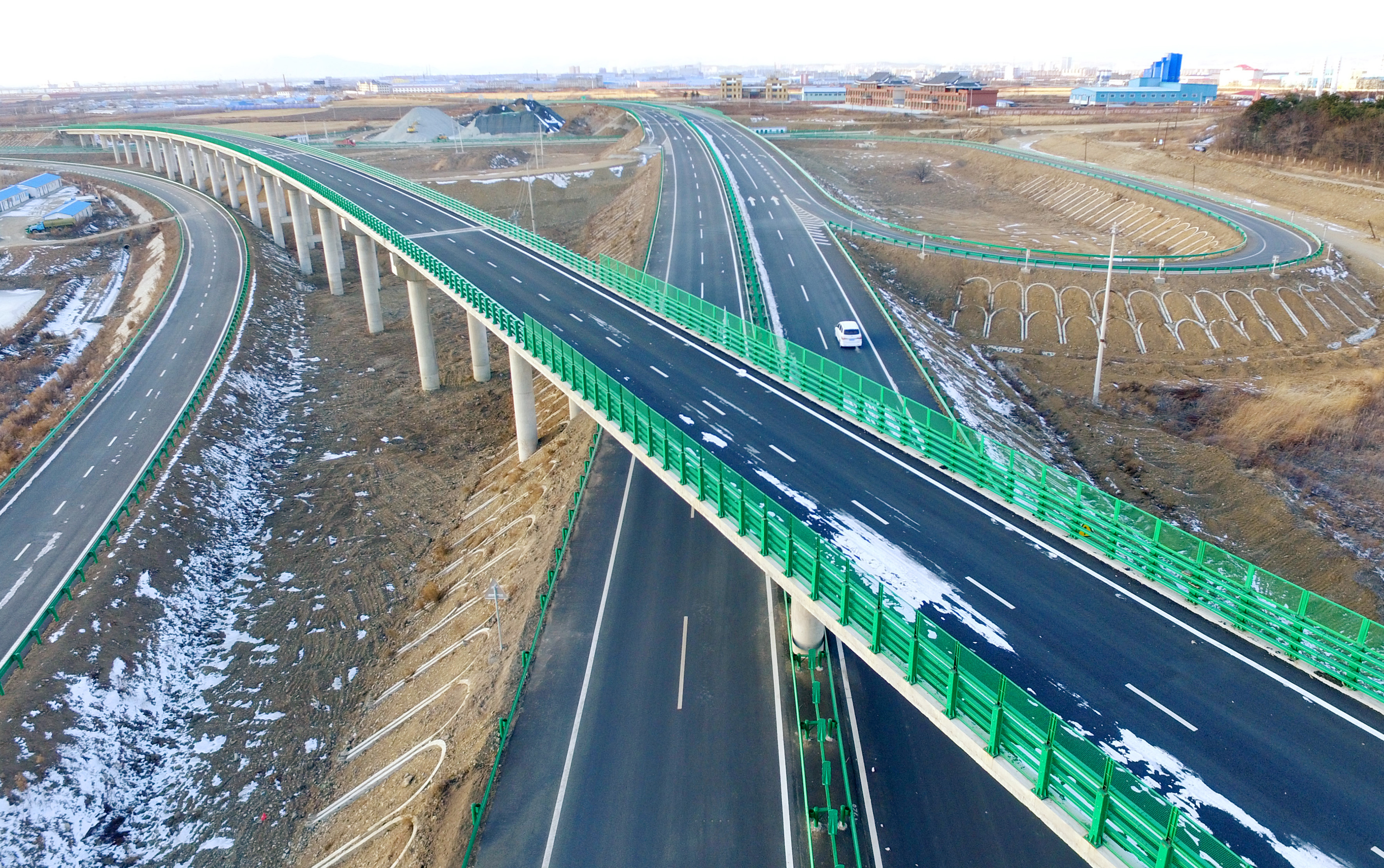 珲春市不断完善交通路网建设,扎实推进珲春大桥,珲乌高速公路延长