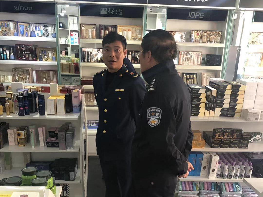 10.25珲春市市场和质量监督管理局开展网络市场专项行动联合大检查3.png
